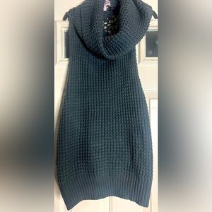 Sleeveless cable knit / crochet turtleneck sweater.